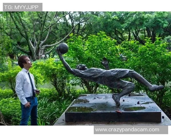 公园足球明星雕塑作品展现运动精神与艺术魅力的完美结合