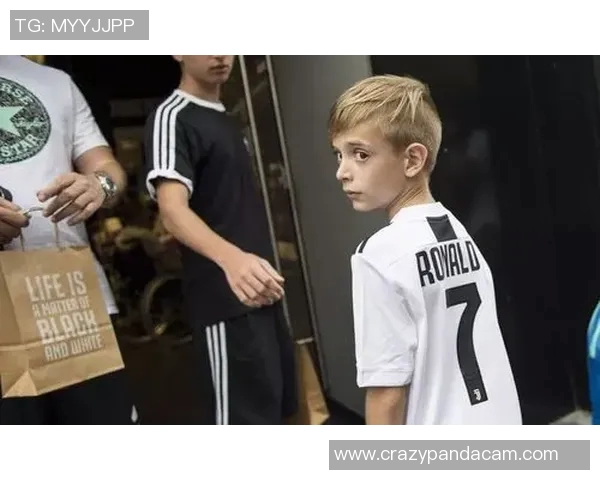 足球明星日常穿搭揭秘他们最爱的运动鞋款与时尚风格