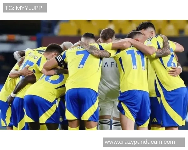 足球明星遭遇抢夺球衣事件引发球迷热议与媒体关注