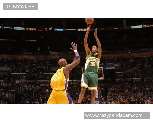 探索UNC篮球明星的辉煌历程与传奇故事，见证他们如何改变篮球历史