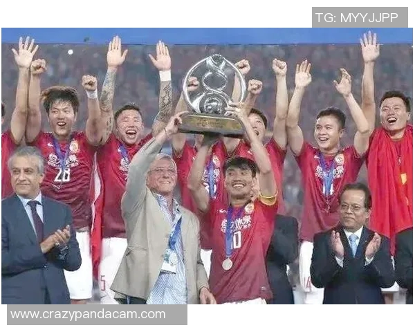 中国足球辉煌时代的回顾与反思：从巅峰到低谷的历程与启示